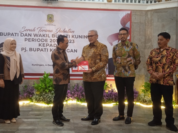 Resmi Acep Purnama Serahkan Tugas Kepada Pj Bupati Kuningan HR Iip