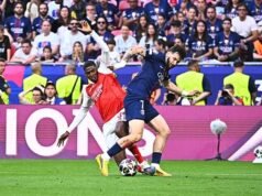 Mengapa wasit tidak menunjukkan kartu kuning kedua melawan PSG