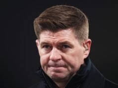 Steven Gerrard membanting penalti Eberechi Eze yang gagal
