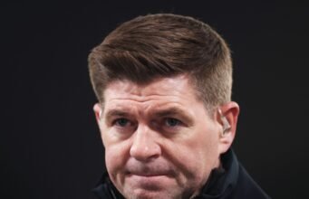 Steven Gerrard membanting penalti Eberechi Eze yang gagal
