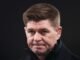 Steven Gerrard membanting penalti Eberechi Eze yang gagal