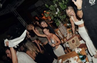AVLI: tempat makan malam menjadi meriah di tengah halaman Yunani