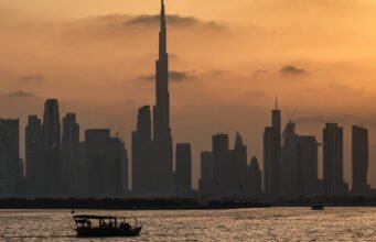 Beberapa profesional industri maritim mempertimbangkan untuk meninggalkan Dubai menuju Yunani