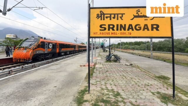 Di atas Jammu-Srinagar Vande Bharat: terowongan, jembatan, Himalaya yang megah,