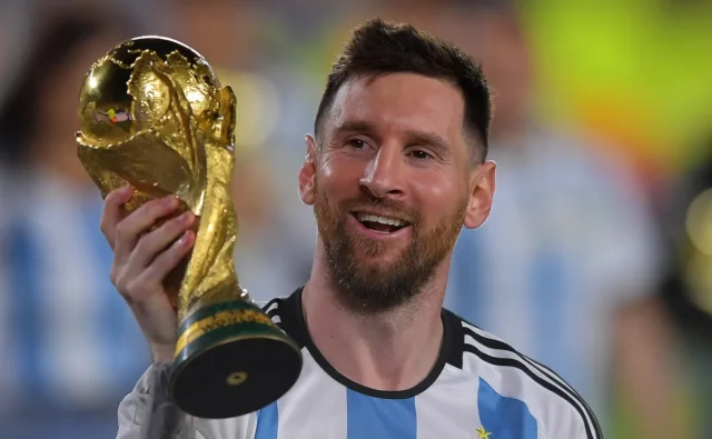 Gestur anggun Lionel Messi dengan hadiah uang Piala Dunia 2022