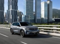 Grand Koleos Renault Korea bersinar di gang dan jalan pegunungan