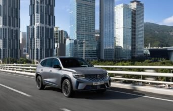 Grand Koleos Renault Korea bersinar di gang dan jalan pegunungan