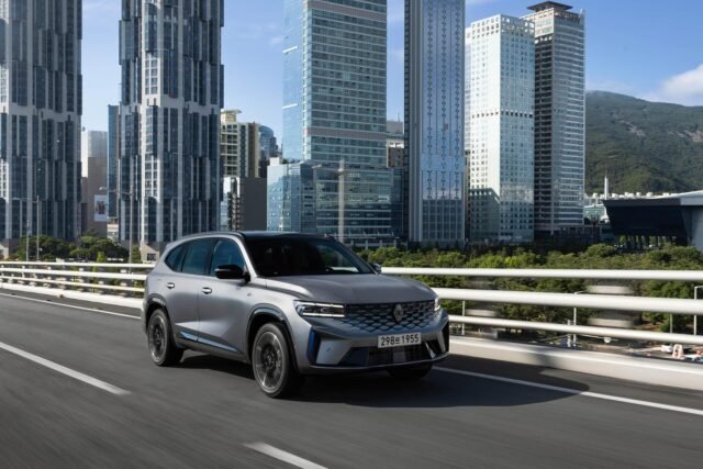 Grand Koleos Renault Korea bersinar di gang dan jalan pegunungan
