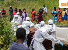 India mengeluarkan peringatan perjalanan ketika WHO menyatakan wabah Ebola sebagai darurat kesehatan masyarakat yang menjadi perhatian internasional