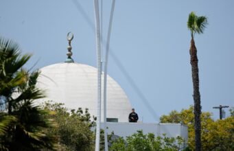 Lima orang tewas, termasuk dua tersangka, setelah penembakan di masjid San Diego
