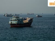 Militer AS menembakkan rudal ke kapal kargo setelah mengabaikan 20 peringatan untuk mencapai Iran yang melanggar blokade Hormuz