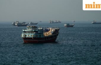 Militer AS menembakkan rudal ke kapal kargo setelah mengabaikan 20 peringatan untuk mencapai Iran yang melanggar blokade Hormuz