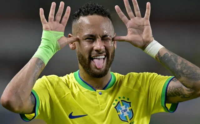 Neymar Jr. bereaksi secara emosional terhadap pemanggilannya ke skuad Brasil
