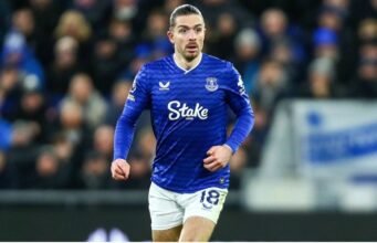 Pemain sayap Manchester City Jack Grealish mengucapkan selamat tinggal kepada penggemar Everton saat masa pinjamannya berakhir (Video)