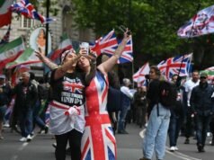 Penangkapan dilakukan saat pendukung sayap kanan Tommy Robinson berunjuk rasa di pusat kota London