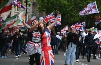 Penangkapan dilakukan saat pendukung sayap kanan Tommy Robinson berunjuk rasa di pusat kota London