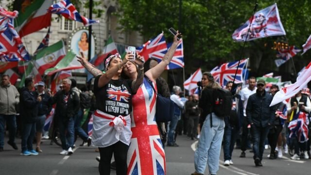 Penangkapan dilakukan saat pendukung sayap kanan Tommy Robinson berunjuk rasa