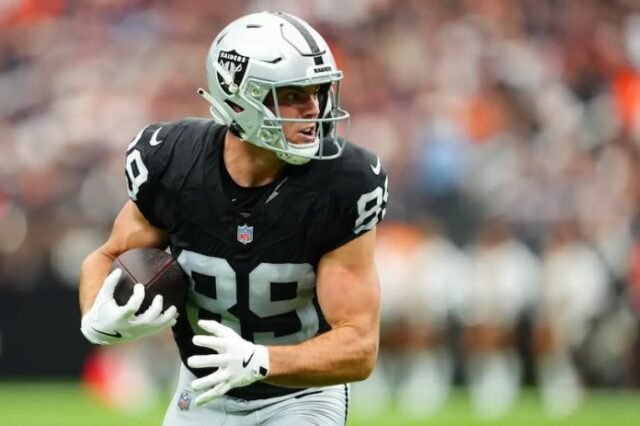 Raiders All-Pro TE Brock Bowers (lutut) diperkirakan akan kembali pada