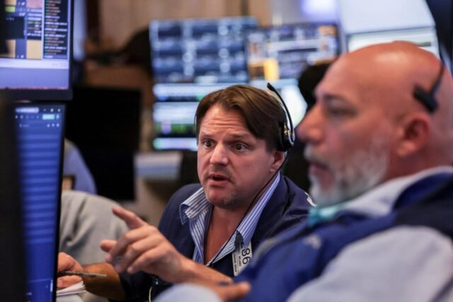 Saham AS Jatuh Setelah Harga Minyak Naik dan Laporan Pendapatan