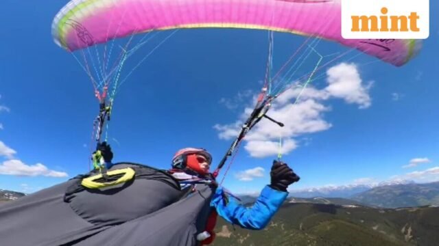 Saksikan: Pesawat membelah paraglider di tengah penerbangan, wanita menyelam sambil