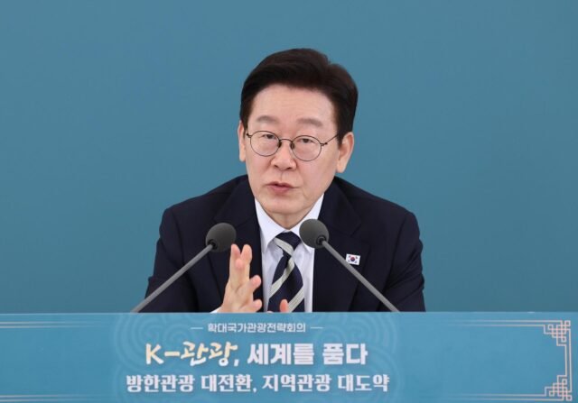 (TAHUN PERTAMA LEE) Presiden bertaruh besar pada pariwisata regional