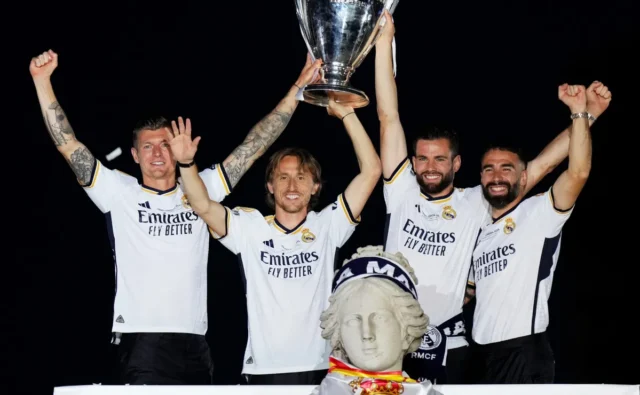 Toni Kroos mengucapkan selamat tinggal kepada Dani Carvajal sebelum meninggalkan