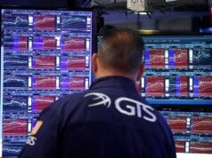 Wall Street mendekati rekor tertingginya karena saham-saham AS mengejar kenaikan global