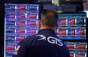 Wall Street mendekati rekor tertingginya karena saham-saham AS mengejar kenaikan global