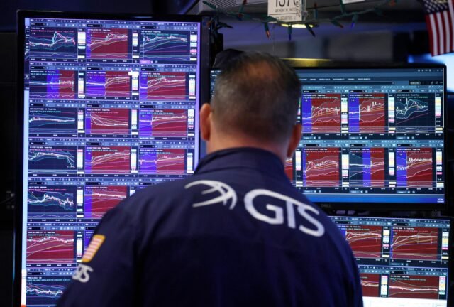Wall Street mendekati rekor tertingginya karena saham-saham AS mengejar kenaikan