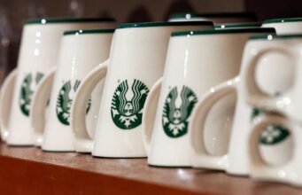Warga Korea mengirimkan email protes ke kantor pusat Starbucks pada Tank Day di Amerika Serikat
