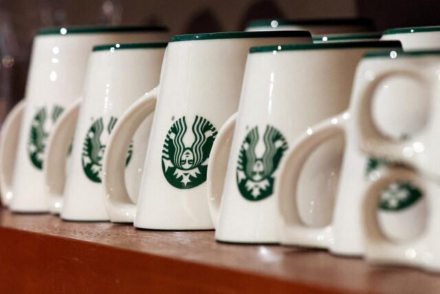 Warga Korea mengirimkan email protes ke kantor pusat Starbucks pada