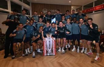 Warga Nigeria merayakan berakhirnya Arsenal setelah 22 tahun menunggu gelar Liga Premier