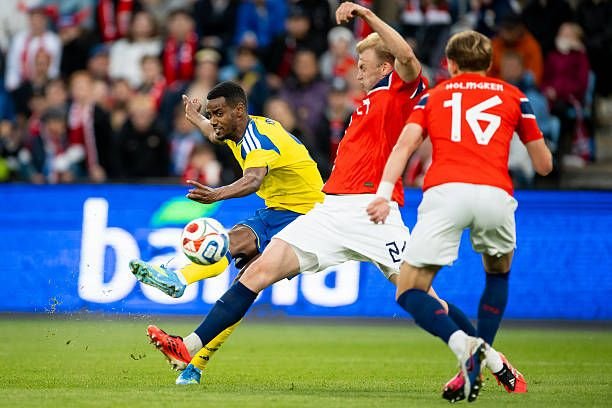 Alexander Isak mencetak gol solo yang menakjubkan untuk Swedia melawan