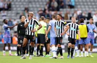 Bintang Newcastle Joelinton berfoto di mantan klubnya