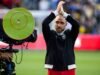 Christian Eriksen pingsan lagi saat pertandingan Denmark-Ukraina karena pertandingan ditinggalkan