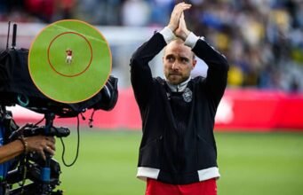 Christian Eriksen pingsan lagi saat pertandingan Denmark-Ukraina karena pertandingan ditinggalkan