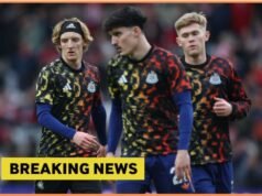 Chelsea dan Manchester United bertarung untuk mendapatkan bintang Newcastle Lewis Hall saat terjadi kontak karena tindakan mengejutkan