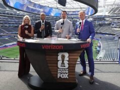 Thierry Henry tertegun saat Zlatan Ibrahimovic menghadapi Alexi Lalas