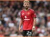 Man United meminta Luke Shaw untuk mengambil pemotongan gaji untuk menandatangani kontrak baru