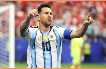 Lionel Messi menghadapi Kylian Mbappe dalam persaingan memperebutkan Sepatu Emas