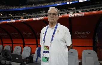 Marcelo Bielsa menghadapi pemberontakan di kubu Uruguay sebelum Spanyol