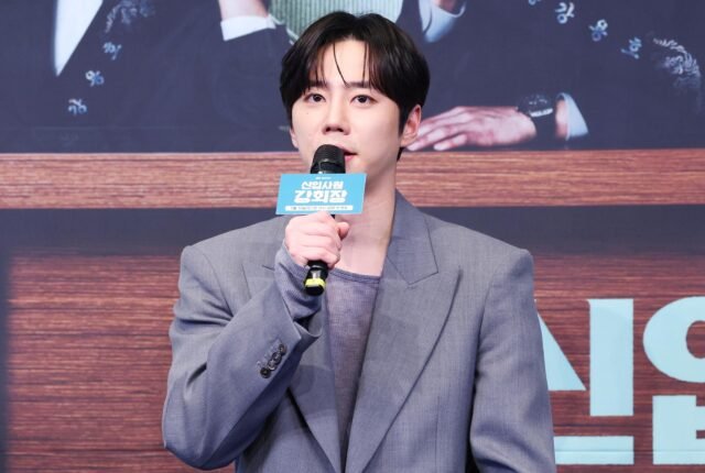 Aktor dan penyanyi Lee Jun-young akan memulai wajib militer bulan