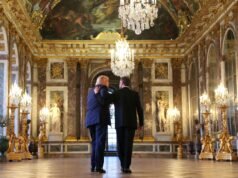 Bagaimana Trump memutuskan untuk menandatangani perjanjian dengan Iran di Istana Versailles