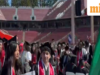 CEO Google dan Alumni Stanford Sundar Pichai Menghadapi Protes Mahasiswa di Upacara Pembukaan Universitas | Video