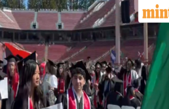 CEO Google dan Alumni Stanford Sundar Pichai Menghadapi Protes Mahasiswa di Upacara Pembukaan Universitas | Video