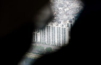 Dari real estat hingga portofolio: Keluarga-keluarga di Asia memikirkan kembali investasi properti