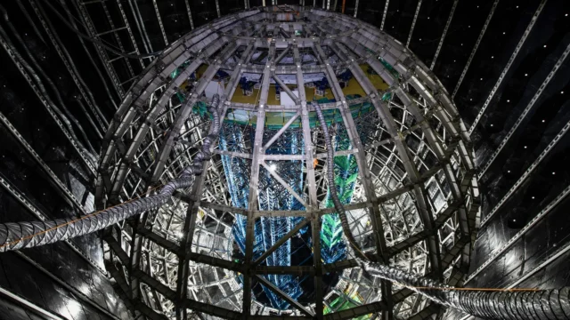 Detektor neutrino raksasa bawah tanah membawa para ilmuwan lebih dekat