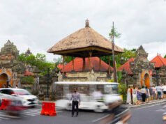 Di luar tugas lalu lintas: bagaimana polisi Ubud membantu wisatawan
