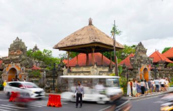 Di luar tugas lalu lintas: bagaimana polisi Ubud membantu wisatawan