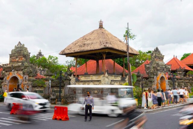 Di luar tugas lalu lintas: bagaimana polisi Ubud membantu wisatawan